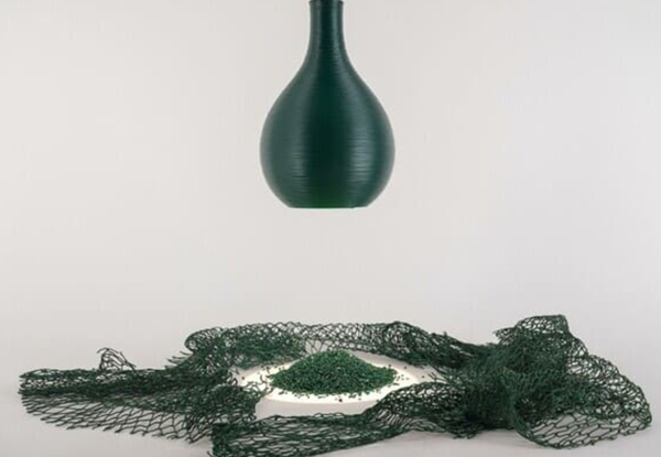 国外利用回收的海洋塑料进行3D打印，创造极具艺术性的灯具